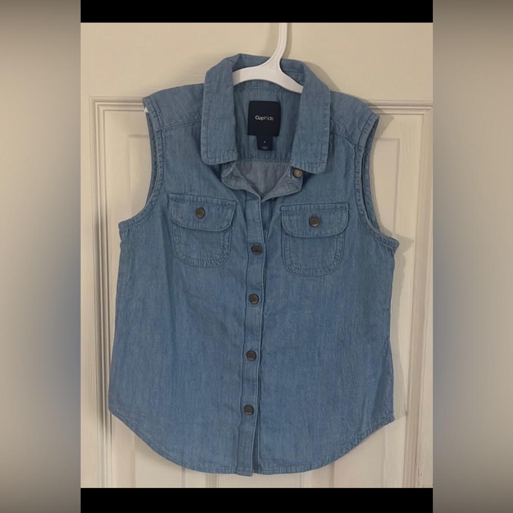 Button down denim sleeveless shirt in Small